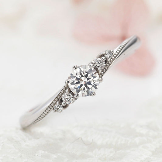 "AGLOBE JAPAN's vivage bridal ring with lab-grown diamond in wave design.
Platinum900 engagement ring with Simple,standard and European texture.
Rings with milling"