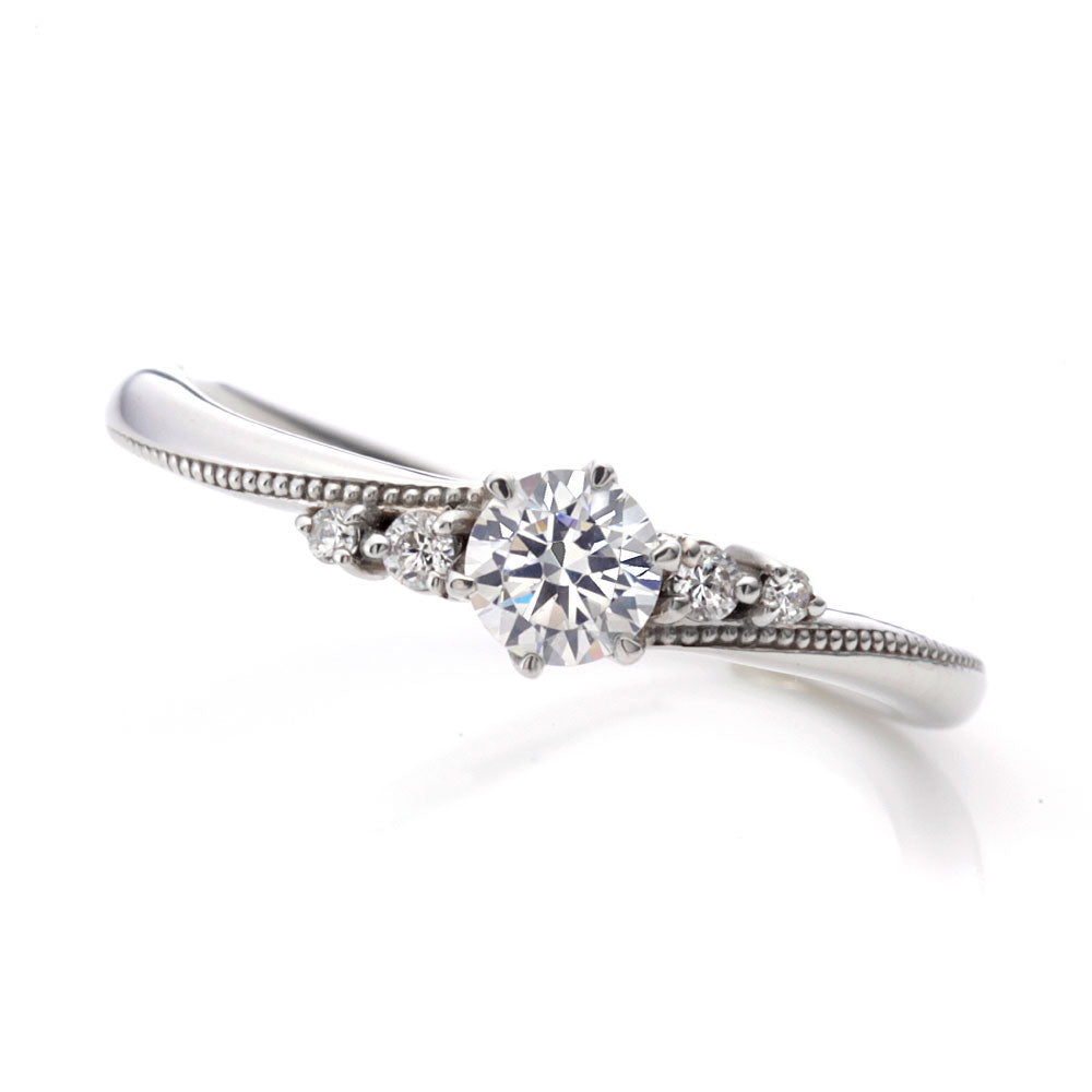 "AGLOBE JAPAN's vivage bridal ring with lab-grown diamond in wave design.
Platinum900 engagement ring with Simple,standard and European texture.
Rings with milling"