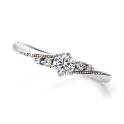 "AGLOBE JAPAN's vivage bridal ring with lab-grown diamond in wave design.
Platinum900 engagement ring with Simple,standard and European texture.
Rings with milling"
