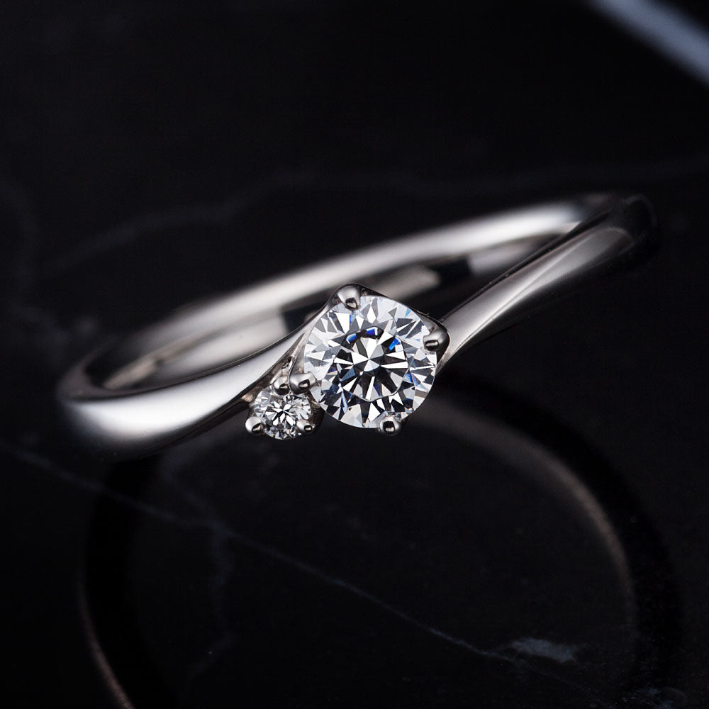 "AGLOBE JAPAN's ECTURO bridal ring with lab-grown diamond in Wave design.
Platinum900 engagement ring with antique and luxurytexture."