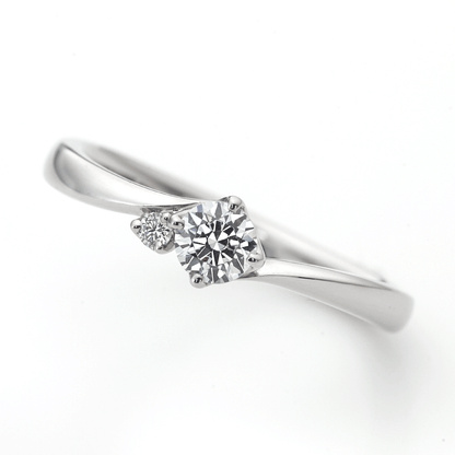 "AGLOBE JAPAN's ECTURO bridal ring with lab-grown diamond in Wave design.
Platinum900 engagement ring with antique and luxurytexture."