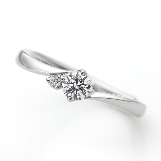 "AGLOBE JAPAN's ECTURO bridal ring with lab-grown diamond in Wave design.
Platinum900 engagement ring with antique and luxurytexture."
