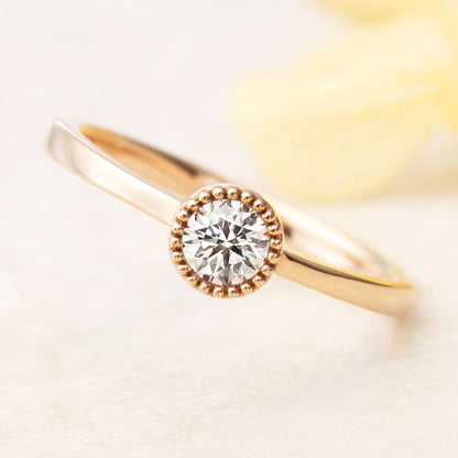 "AGLOBE JAPAN's Amour Amulet bridal ring with lab-grown diamond in Straight design.
K18 pink gold（rose gold） engagement ring with antique and European texture.
"