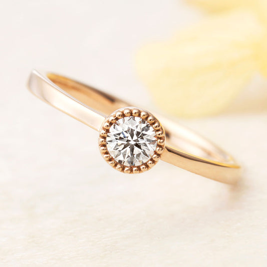 "AGLOBE JAPAN's Amour Amulet bridal ring with lab-grown diamond in Straight design.
K18 pink gold（rose gold） engagement ring with antique and European texture.
"