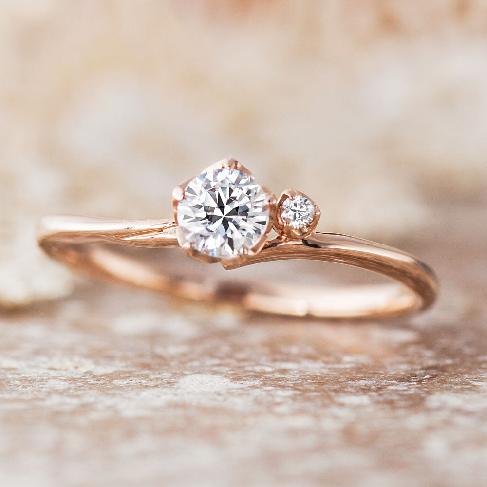 "AGLOBE JAPAN's PRIMA PORTAt bridal ring with lab-grown diamond in Wave design.
K18 Pink Gold（rose gold） engagement ring with antique,European,luxury and Simple texture."