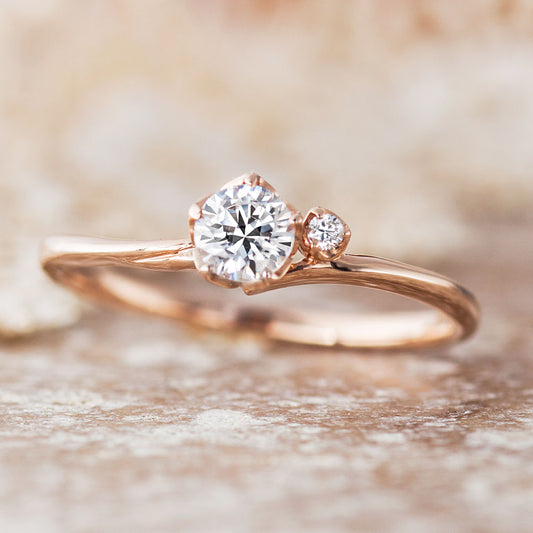 "AGLOBE JAPAN's PRIMA PORTAt bridal ring with lab-grown diamond in Wave design.
K18 Pink Gold（rose gold） engagement ring with antique,European,luxury and Simple texture."