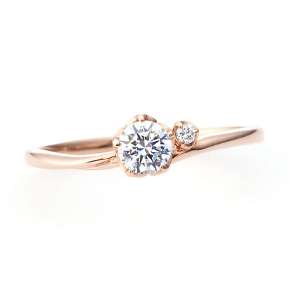 "AGLOBE JAPAN's PRIMA PORTAt bridal ring with lab-grown diamond in Wave design.
K18 Pink Gold（rose gold） engagement ring with antique,European,luxury and Simple texture."