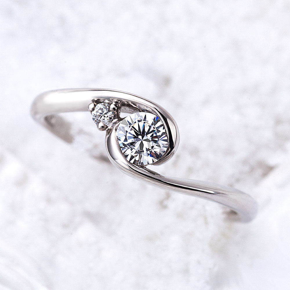 "AGLOBE JAPAN's lettet mitte bridal ring with lab-grown diamond in wave design.
Platinum900 engagement ring with cute,unique and European texture."