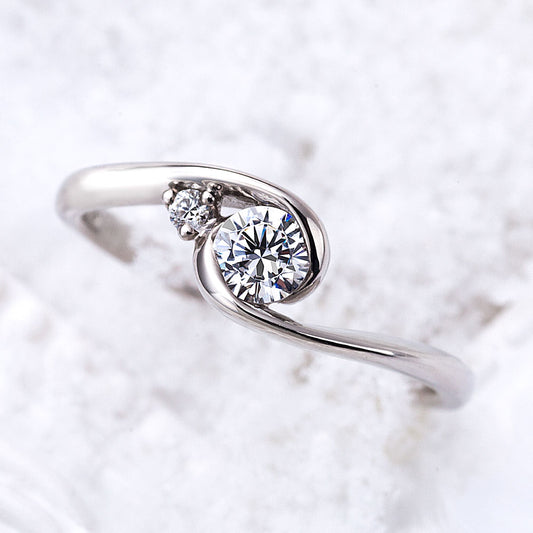 "AGLOBE JAPAN's lettet mitte bridal ring with lab-grown diamond in wave design.
Platinum900 engagement ring with cute,unique and European texture."