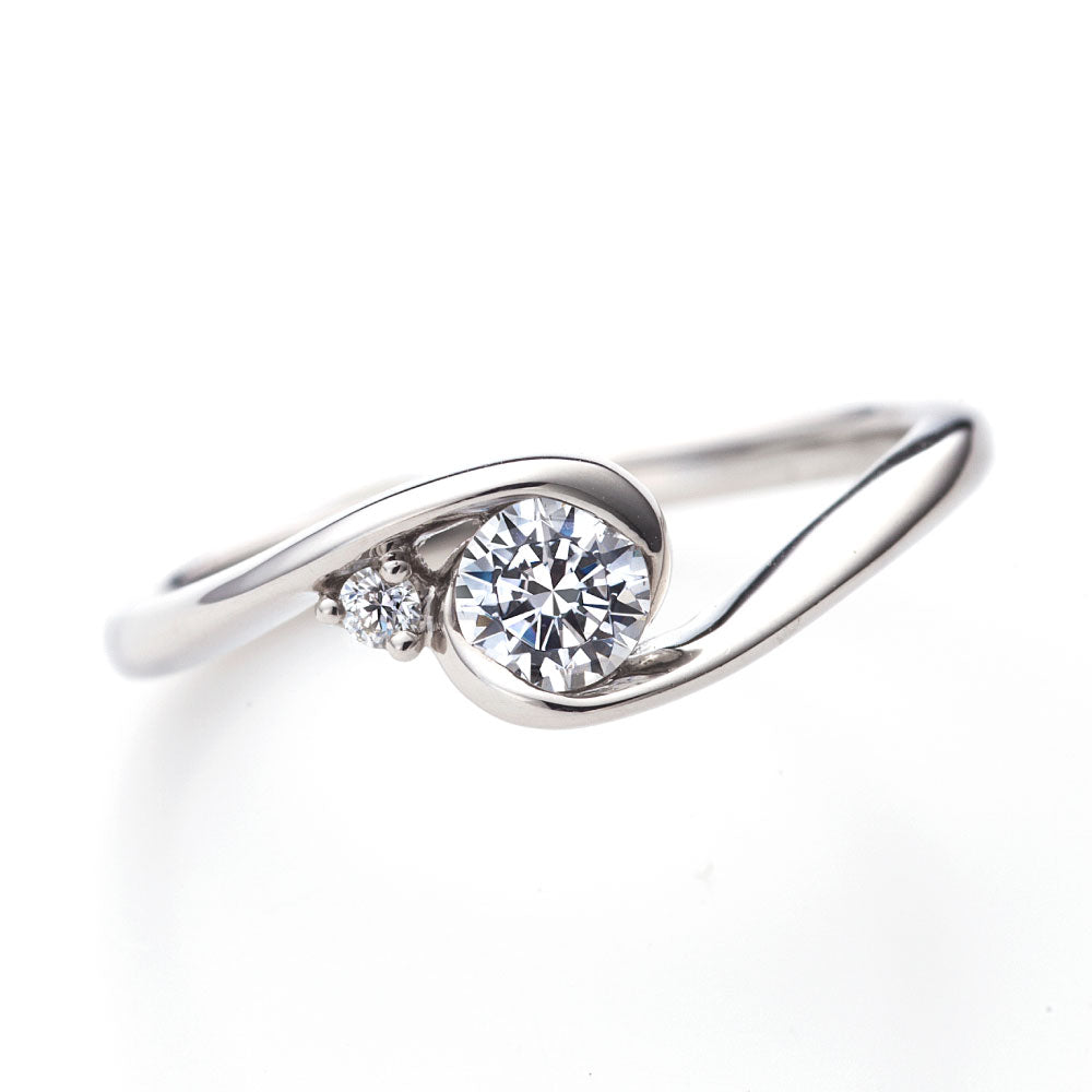 "AGLOBE JAPAN's lettet mitte bridal ring with lab-grown diamond in wave design.
Platinum900 engagement ring with cute,unique and European texture."