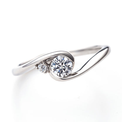 "AGLOBE JAPAN's lettet mitte bridal ring with lab-grown diamond in wave design.
Platinum900 engagement ring with cute,unique and European texture."