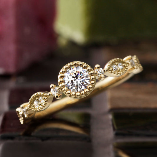 "AGLOBE JAPAN's paveochocolat bridal ring with lab-grown diamond in Straight design.
K18 Yellow Gold engagement ring with European and luxury texture.
Rings with milling."