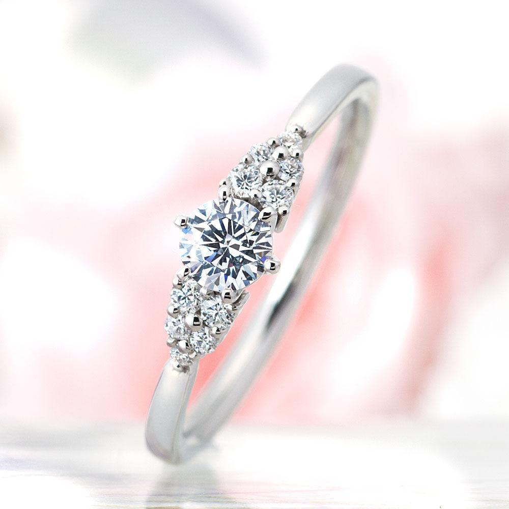 "AGLOBE JAPAN's Aimeroir bridal ring with lab-grown diamond in Straight design.
Platinum900 engagement ring with cute and simple texture."