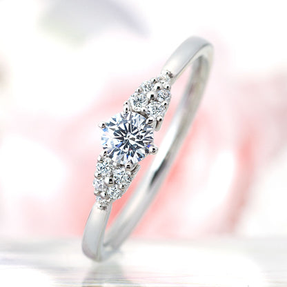 "AGLOBE JAPAN's Aimeroir bridal ring with lab-grown diamond in Straight design.
Platinum900 engagement ring with cute and simple texture."