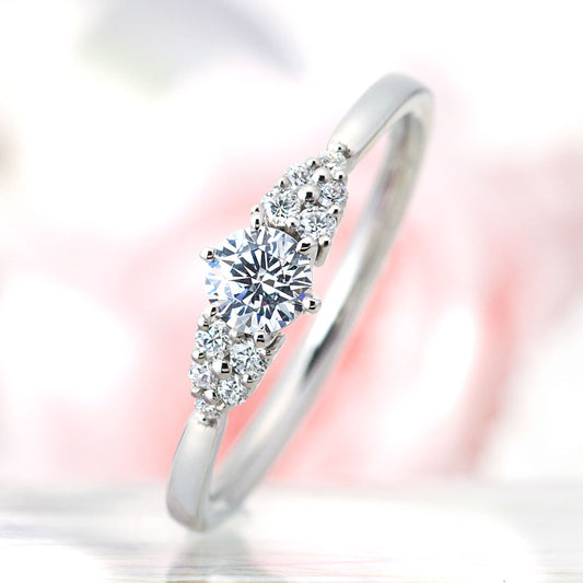 "AGLOBE JAPAN's Aimeroir bridal ring with lab-grown diamond in Straight design.
Platinum900 engagement ring with cute and simple texture."