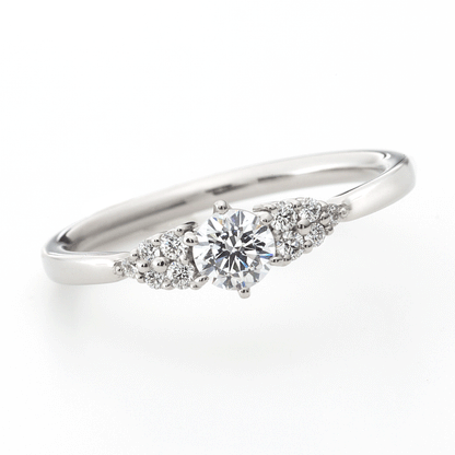 "AGLOBE JAPAN's Aimeroir bridal ring with lab-grown diamond in Straight design.
Platinum900 engagement ring with cute and simple texture."