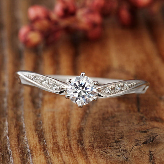"AGLOBE JAPAN's baum bridal ring with lab-grown diamond in V-shape design.
Platinum900 engagement ring with casual,simple,natural and unique texture.
Rings with hammered finish."