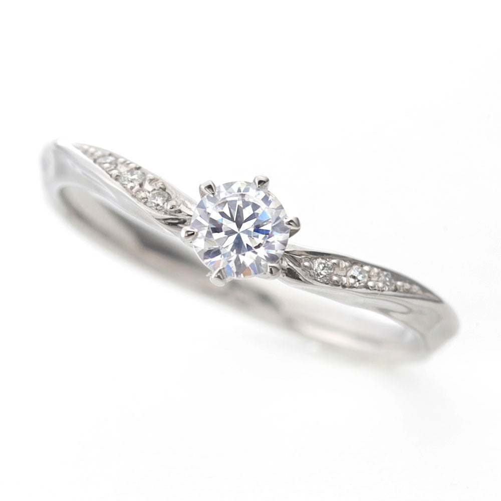 "AGLOBE JAPAN's baum bridal ring with lab-grown diamond in V-shape design.
Platinum900 engagement ring with casual,simple,natural and unique texture.
Rings with hammered finish."
