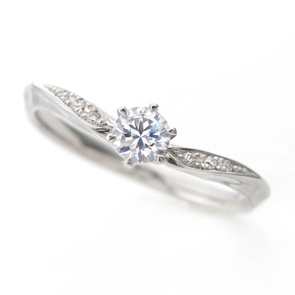 "AGLOBE JAPAN's baum bridal ring with lab-grown diamond in V-shape design.
Platinum900 engagement ring with casual,simple,natural and unique texture.
Rings with hammered finish."