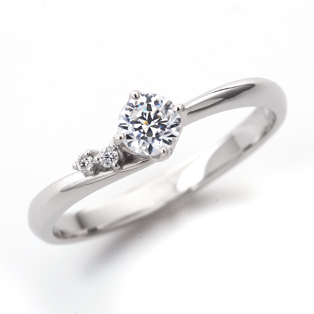 "AGLOBE JAPAN's Promise Ring bridal ring with lab-grown diamond in V-shape design.
Platinum900 engagement ring with simple,standard and casual texture."