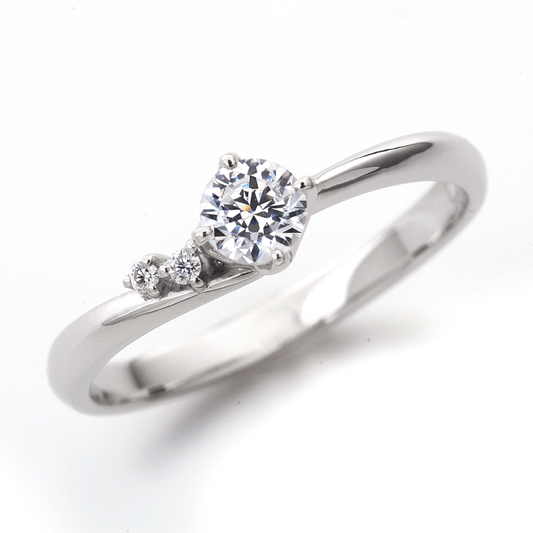 "AGLOBE JAPAN's Promise Ring bridal ring with lab-grown diamond in V-shape design.
Platinum900 engagement ring with simple,standard and casual texture."