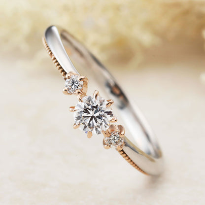 "AGLOBE JAPAN's Amour Amulet bridal ring with lab-grown diamond in Straight design.
Combination engagement ring with antique  and European texture.
Combination engagement ring in platinum and K18 pink gold（rose gold）.
Rings with milling"
