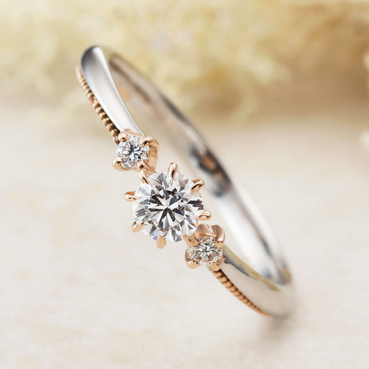 "AGLOBE JAPAN's Amour Amulet bridal ring with lab-grown diamond in Straight design.
Combination engagement ring with antique  and European texture.
Combination engagement ring in platinum and K18 pink gold（rose gold）.
Rings with milling"