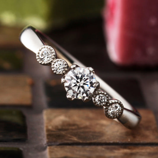 "AGLOBE JAPAN's paveochocolat bridal ring with lab-grown diamond in Straight design.
Platinum900 engagement ring with European and luxury texture.
Rings with milling."
