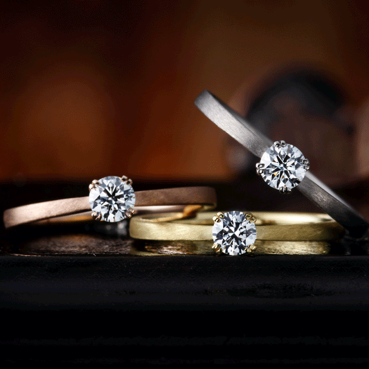 "AGLOBE JAPAN's cherluv bridal ring with lab-grown diamond in Straight design.
K18 pink gold（rose gold）,K18 Yellow Gold and K18 White Gold engagement ring with antique and European texture.
Rings with surface treatment."