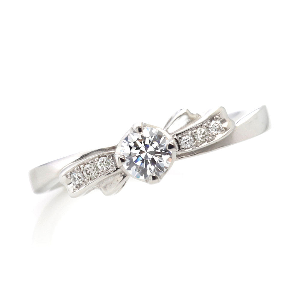 "AGLOBE JAPAN's vivage bridal ring with lab-grown diamond in wave design.
Platinum900 engagement ring with Simple,standard and European texture."