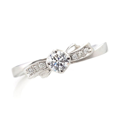 "AGLOBE JAPAN's vivage bridal ring with lab-grown diamond in wave design.
Platinum900 engagement ring with Simple,standard and European texture."
