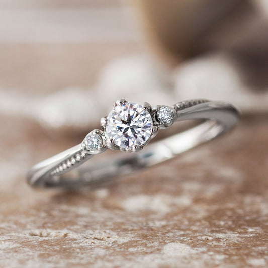 "AGLOBE JAPAN's PRIMA PORTAt bridal ring with lab-grown diamond in Wave design.
Platinum900 engagement ring with antique,European,luxury and Simple texture.
Rings with milling"