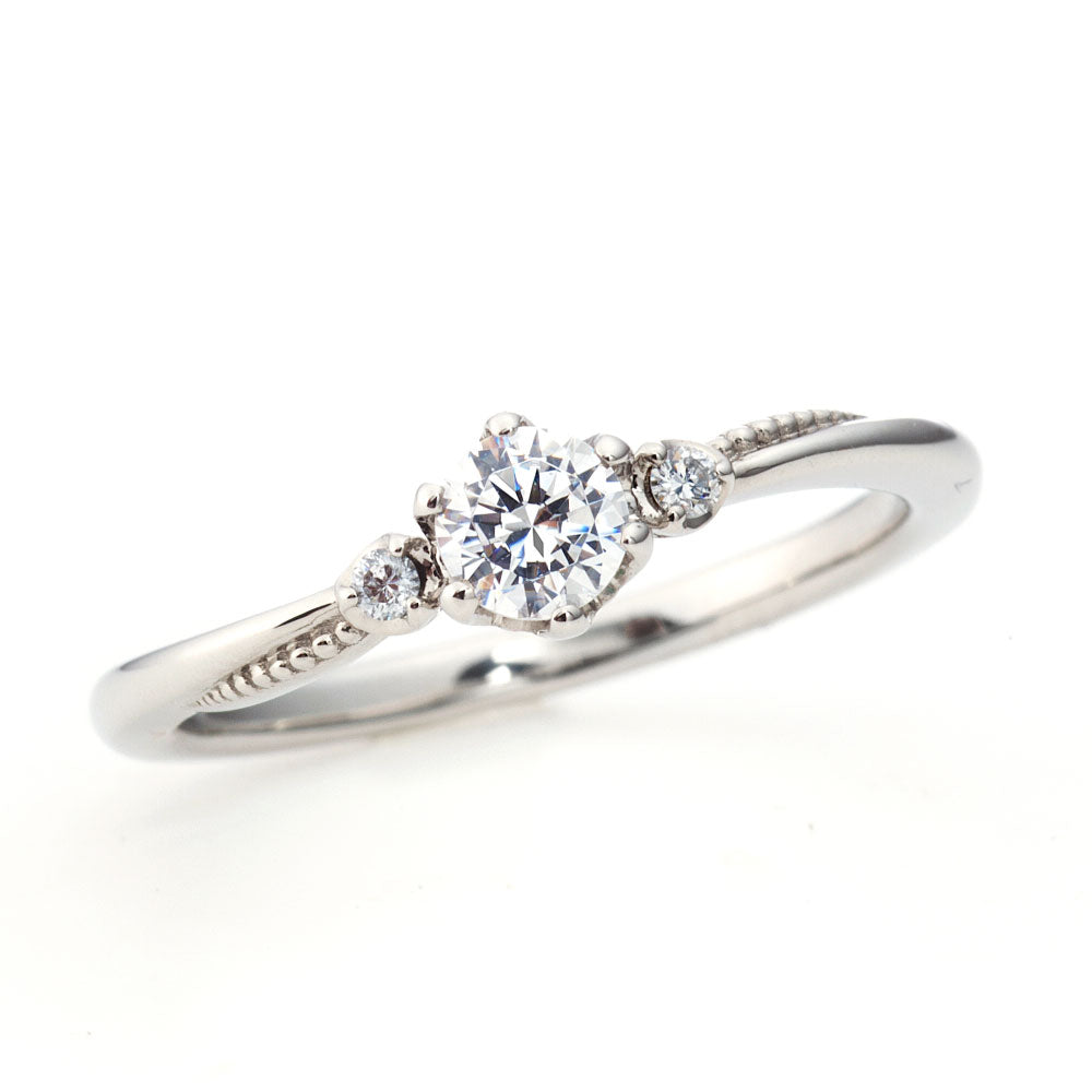"AGLOBE JAPAN's PRIMA PORTAt bridal ring with lab-grown diamond in Wave design.
Platinum900 engagement ring with antique,European,luxury and Simple texture.
Rings with milling"