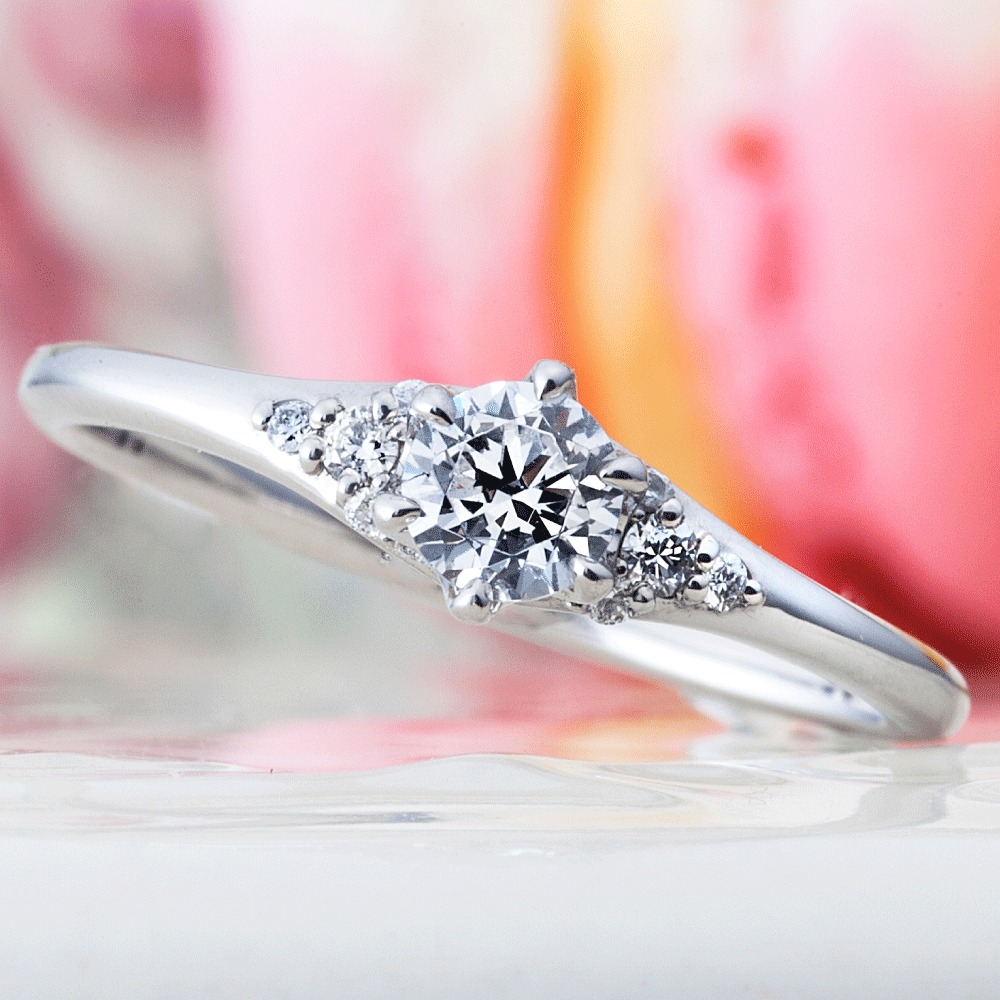 "AGLOBE JAPAN's Aimeroir bridal ring with lab-grown diamond in Straight design.
Platinum900 engagement ring with cute,unique,simple and unique texture.
Platinum900 engagement ring with cute,unique,simple and standard texture."