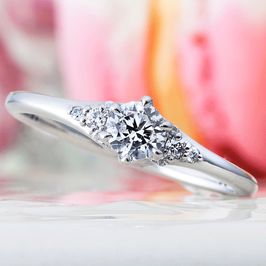 "AGLOBE JAPAN's Aimeroir bridal ring with lab-grown diamond in Straight design.
Platinum900 engagement ring with cute,unique,simple and unique texture.
Platinum900 engagement ring with cute,unique,simple and standard texture."