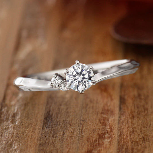 "AGLOBE JAPAN's baum bridal ring with lab-grown diamond in V-shape design.
Platinum900 engagement ring with casual,simple,natural and unique texture.
Rings with hammered finish."