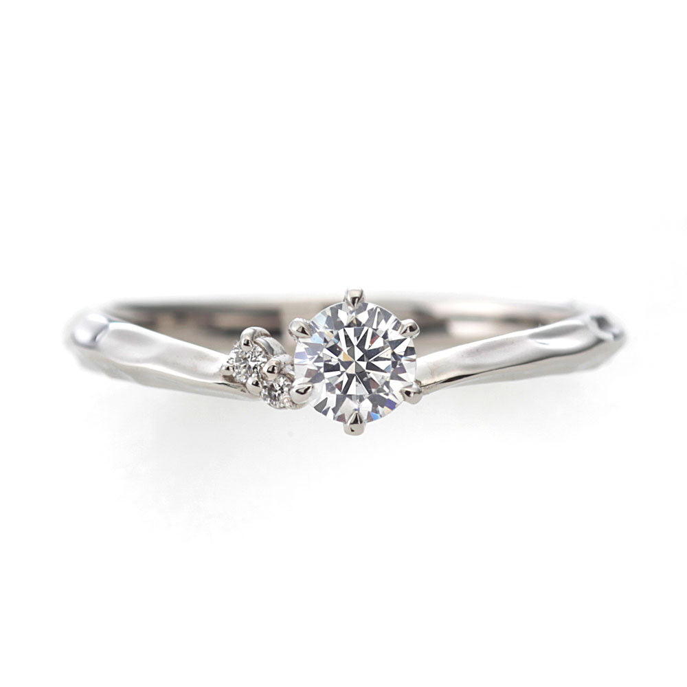 "AGLOBE JAPAN's baum bridal ring with lab-grown diamond in V-shape design.
Platinum900 engagement ring with casual,simple,natural and unique texture.
Rings with hammered finish."