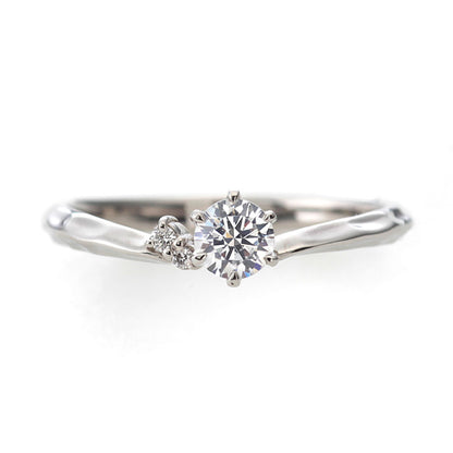 "AGLOBE JAPAN's baum bridal ring with lab-grown diamond in V-shape design.
Platinum900 engagement ring with casual,simple,natural and unique texture.
Rings with hammered finish."