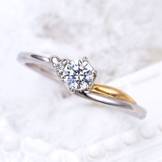 "AGLOBE JAPAN's lettet mitte bridal ring with lab-grown diamond in wave design.
Combination engagement ring in platinum and K18 pink gold（rose gold）.
Combination engagement ring with cute,unique and European texture."