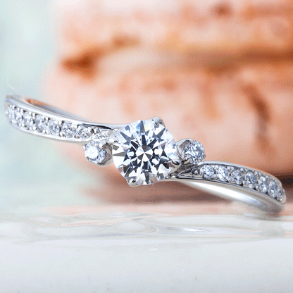 "AGLOBE JAPAN's Aimeroir bridal ring with lab-grown diamond in wave design.
Platinum900 engagement ring with cute,unique,simple and unique texture.
Platinum900 engagement ring with cute,unique,simple and standard texture."
