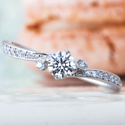 "AGLOBE JAPAN's Aimeroir bridal ring with lab-grown diamond in wave design.
Platinum900 engagement ring with cute,unique,simple and unique texture.
Platinum900 engagement ring with cute,unique,simple and standard texture."
