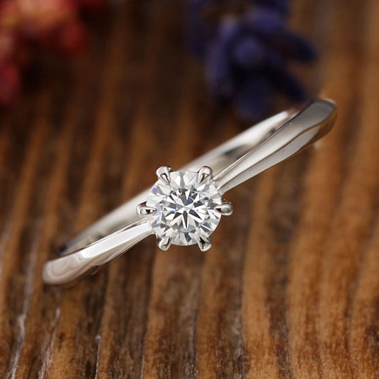 "AGLOBE JAPAN's baum bridal ring with lab-grown diamond in Straight design.
Platinum900 engagement ring with casual,simple,natural and unique texture.
Rings with hammered finish."