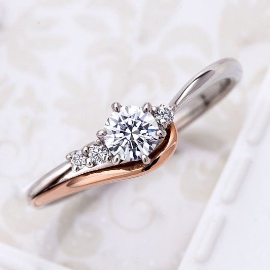 "AGLOBE JAPAN's lettet mitte bridal ring with lab-grown diamond in wave design.
Combination engagement ring in platinum and K18 pink gold（rose gold）.
Combination engagement ring with cute,unique and European texture."