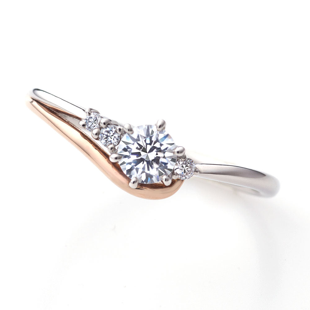 "AGLOBE JAPAN's lettet mitte bridal ring with lab-grown diamond in wave design.
Combination engagement ring in platinum and K18 pink gold（rose gold）.
Combination engagement ring with cute,unique and European texture."
