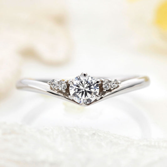 "AGLOBE JAPAN's vivage bridal ring with lab-grown diamond in V-shape design.
Platinum900 engagement ring with Simple,standard and European texture."