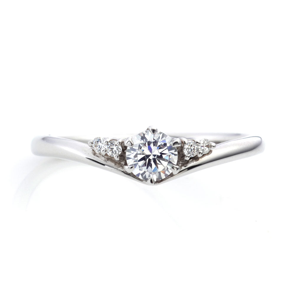 "AGLOBE JAPAN's vivage bridal ring with lab-grown diamond in V-shape design.
Platinum900 engagement ring with Simple,standard and European texture."
