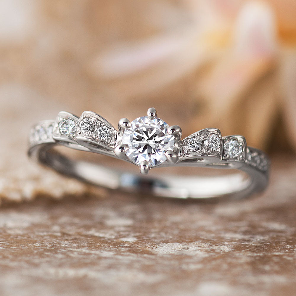 "AGLOBE JAPAN's PRIMA PORTAt bridal ring with lab-grown diamond in V-shape design.
Platinum900 engagement ring with antique,European,luxury and Simple texture."