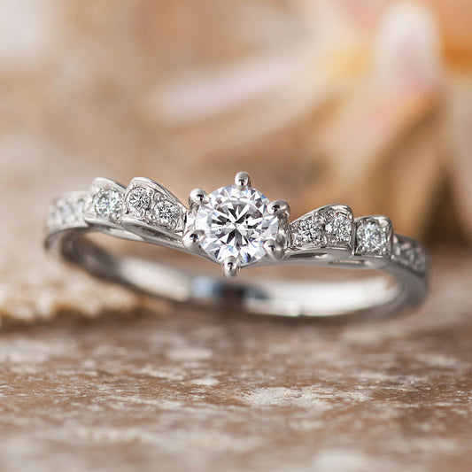 "AGLOBE JAPAN's PRIMA PORTAt bridal ring with lab-grown diamond in V-shape design.
Platinum900 engagement ring with antique,European,luxury and Simple texture."
