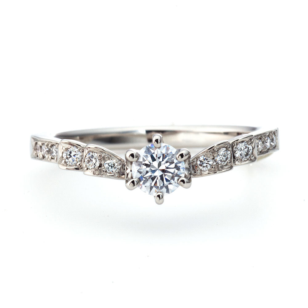 "AGLOBE JAPAN's PRIMA PORTAt bridal ring with lab-grown diamond in V-shape design.
Platinum900 engagement ring with antique,European,luxury and Simple texture."