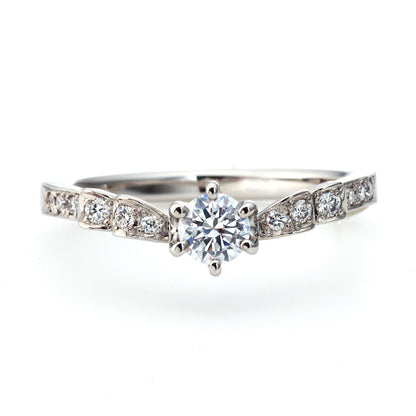 "AGLOBE JAPAN's PRIMA PORTAt bridal ring with lab-grown diamond in V-shape design.
Platinum900 engagement ring with antique,European,luxury and Simple texture."